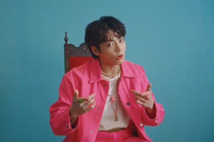 Bocoran Brand & Harga Pink Outfit Jungkook 'BTS' di MV Terbaru