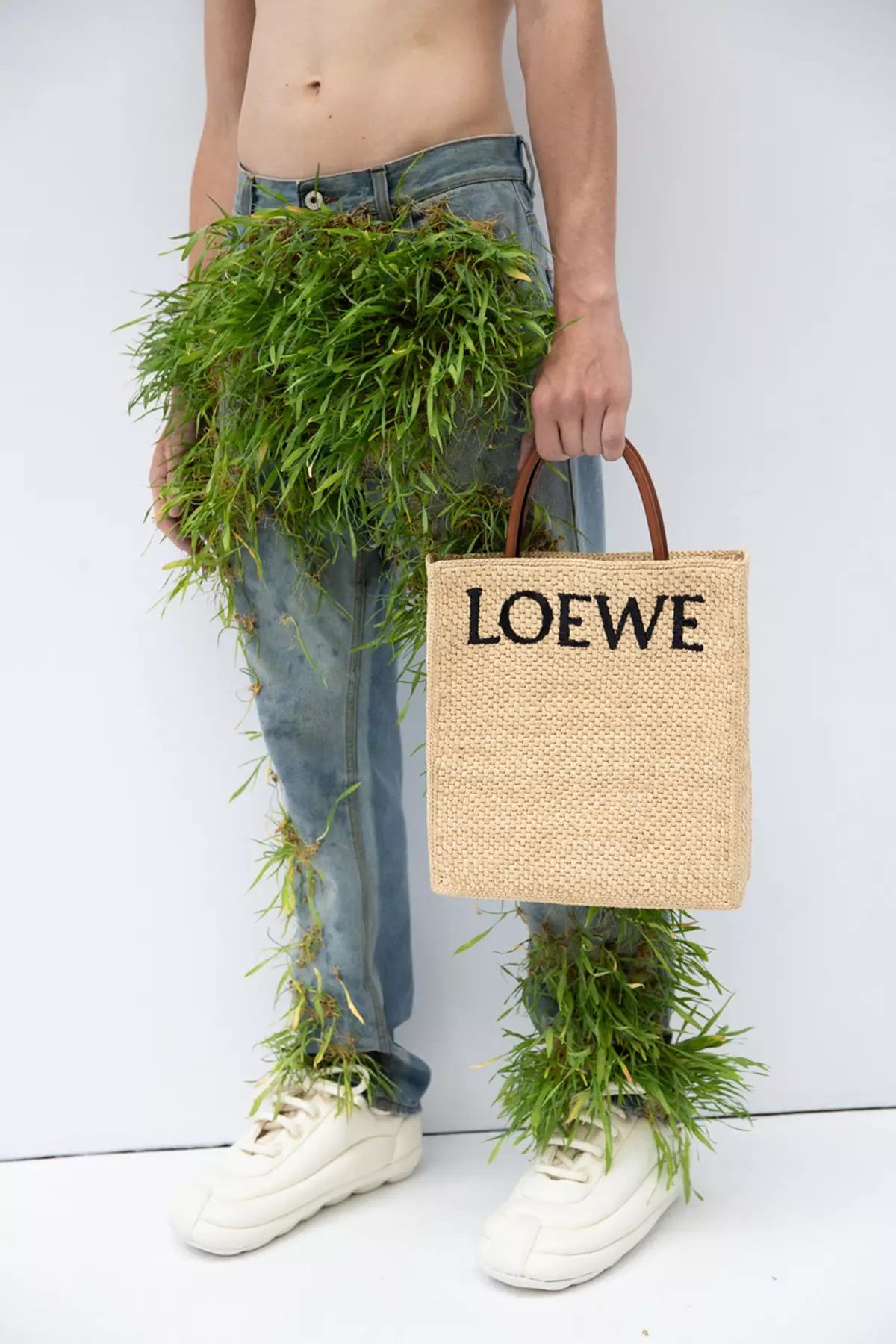 Koleksi Unik Loewe Menswear Spring 2023 yang Tampilkan Tanaman Asli