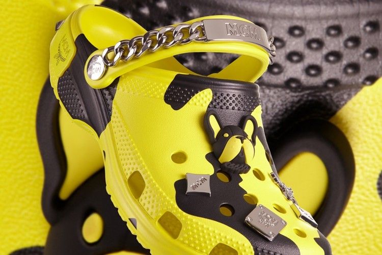 Garang! Intip Detail Sandal Crocs x MCM dengan Detail Bulldog