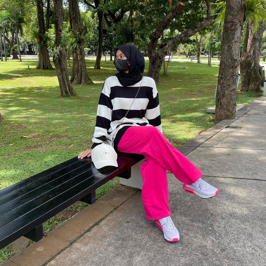 Ide Padu-padan Outfit Pakai Striped Shirt untuk Cewek Hijabers