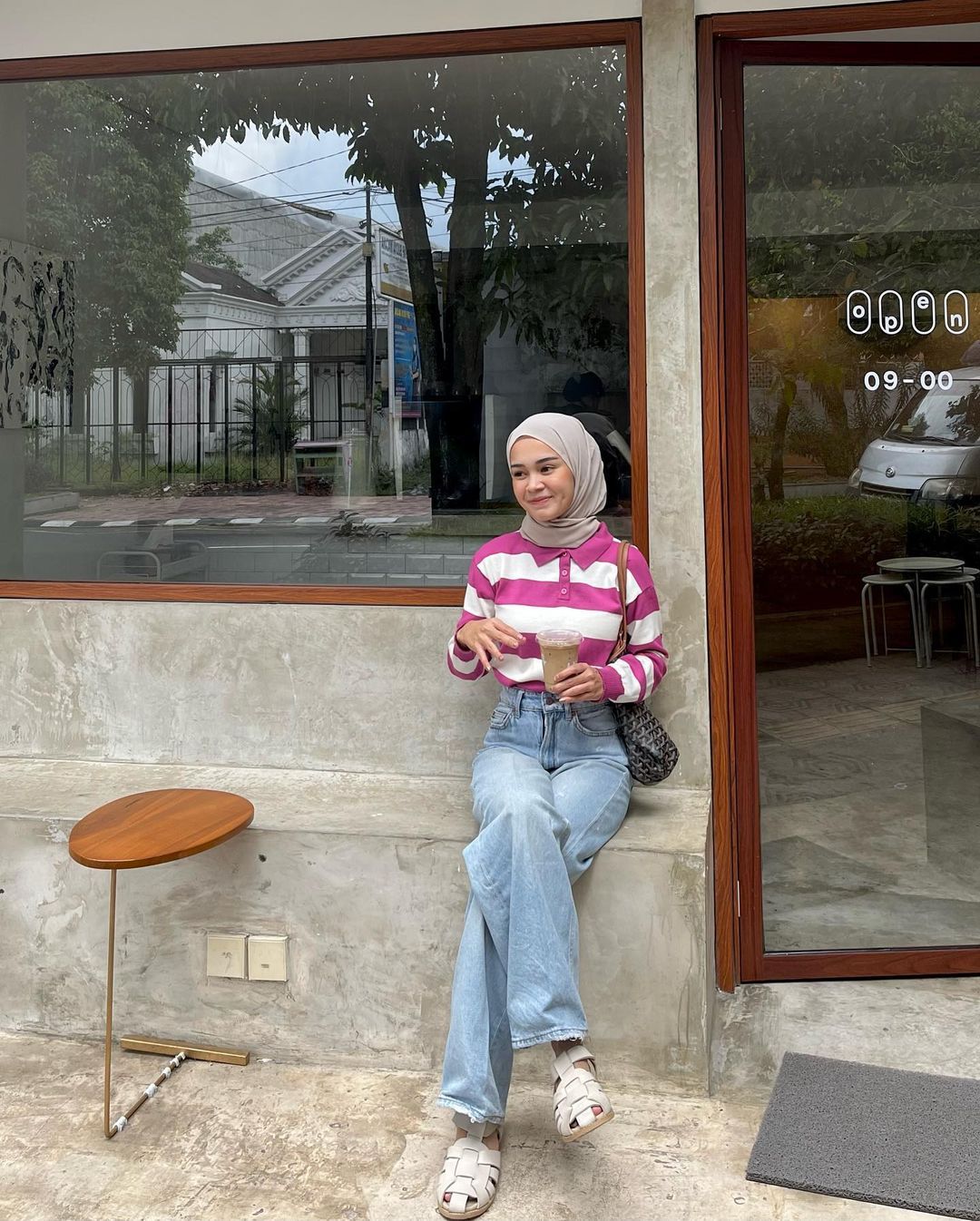 Ide Padu-padan Outfit Pakai Striped Shirt untuk Cewek Hijabers