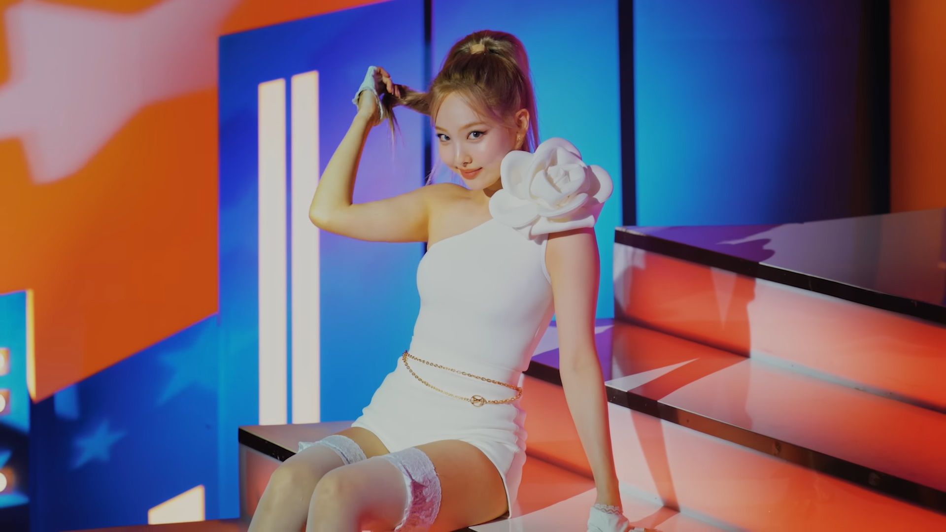 Gaya Manis dan Colorful Nayeon TWICE di MV Solo Debut 'POP!'