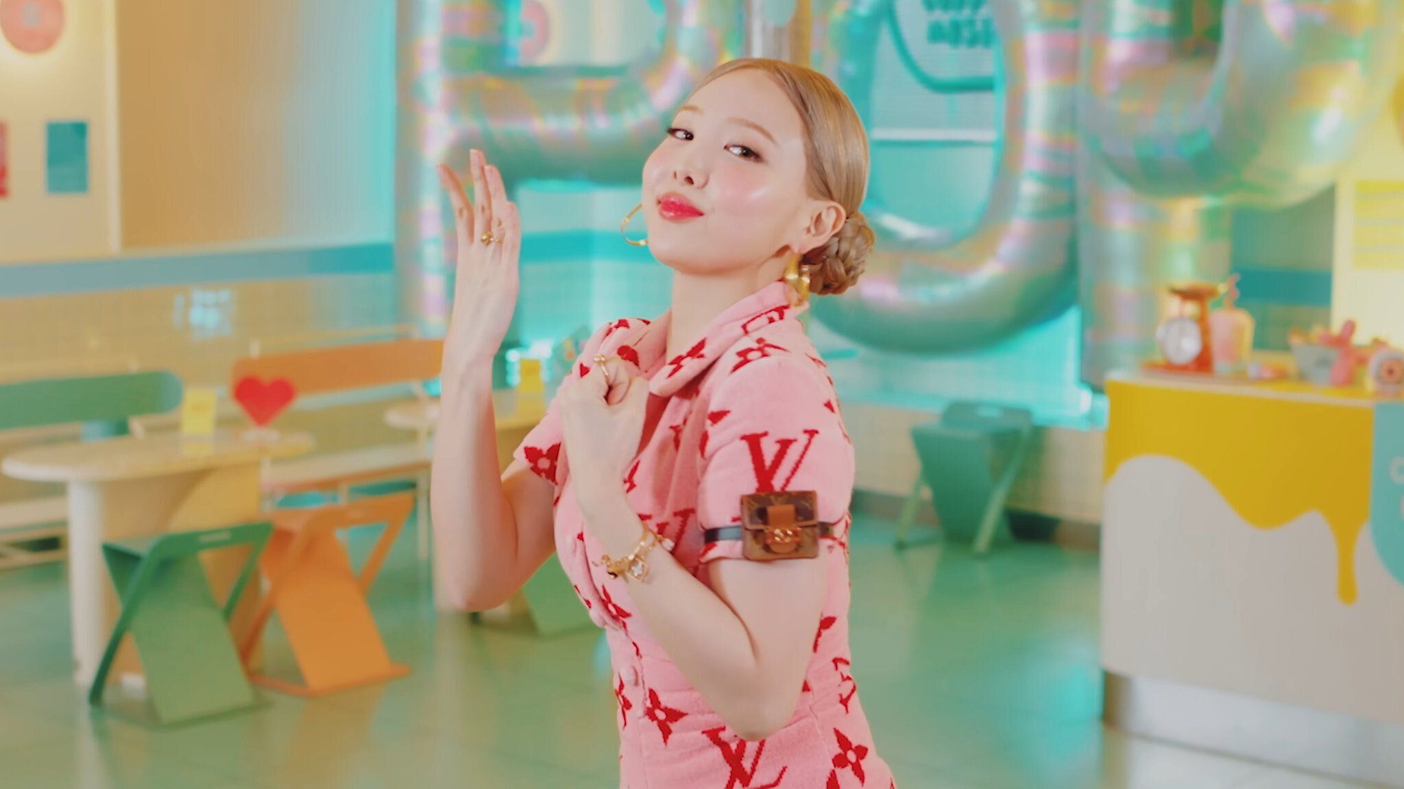 Nayeon TWICE Pakai Outfit dari Handuk Louis Vuitton di MV 'POP!'