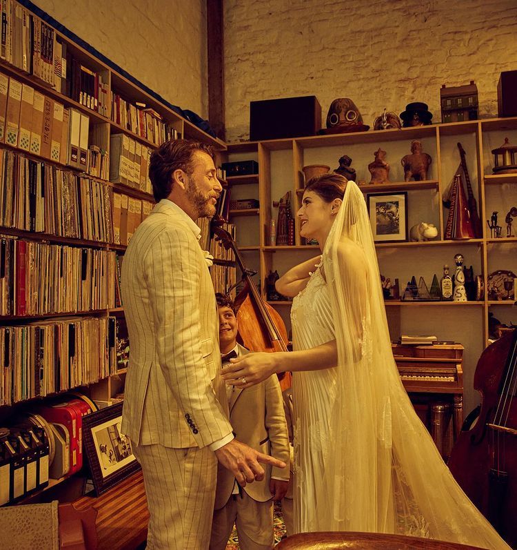 8 Fakta Hubungan Alexandra Daddario dan Suami, Seperti Film Romantis!