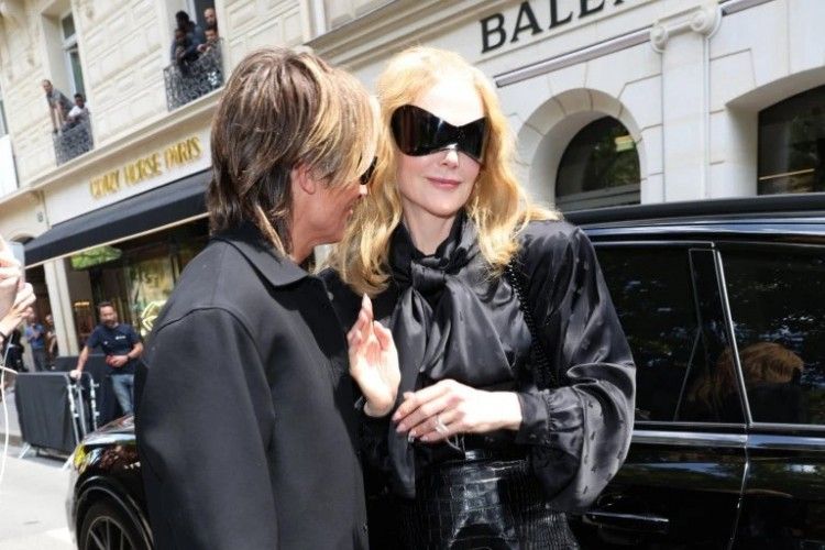 Gaya Nicole Kidman Pamer Kemesraan Setelah Show di Balenciaga