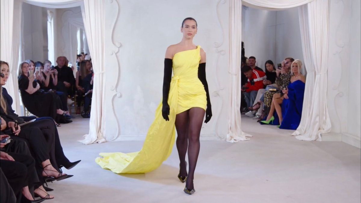 Aksi Para Artis yang Berjalan di Runway Balenciaga Haute Couture 2023