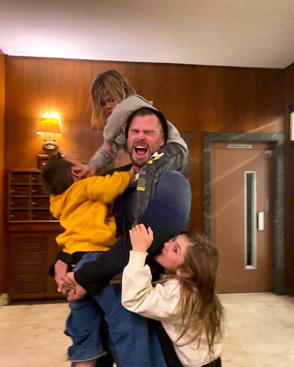 Family Man, Ini 13 Momen Manis Chris Hemsworth dan Keluarga