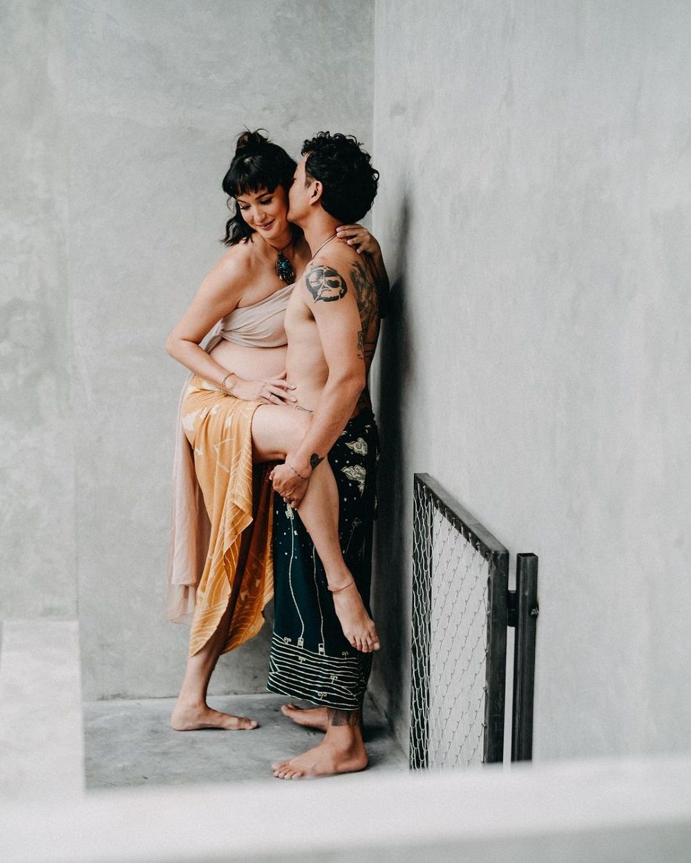 8 Potret Maternity Artis yang Berani Tampil Seksi Bersama Pasangan