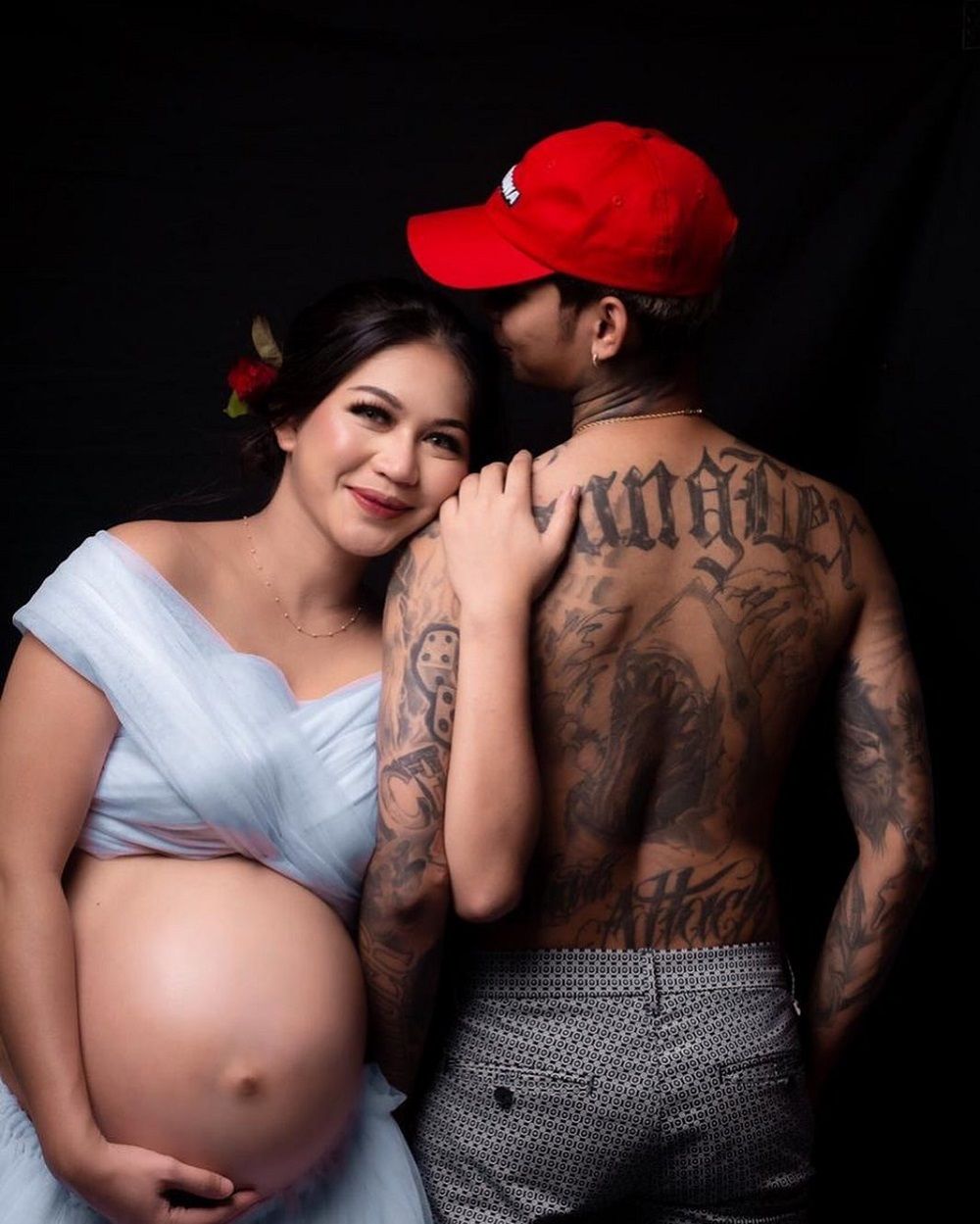 8 Potret Maternity Artis yang Berani Tampil Seksi Bersama Pasangan