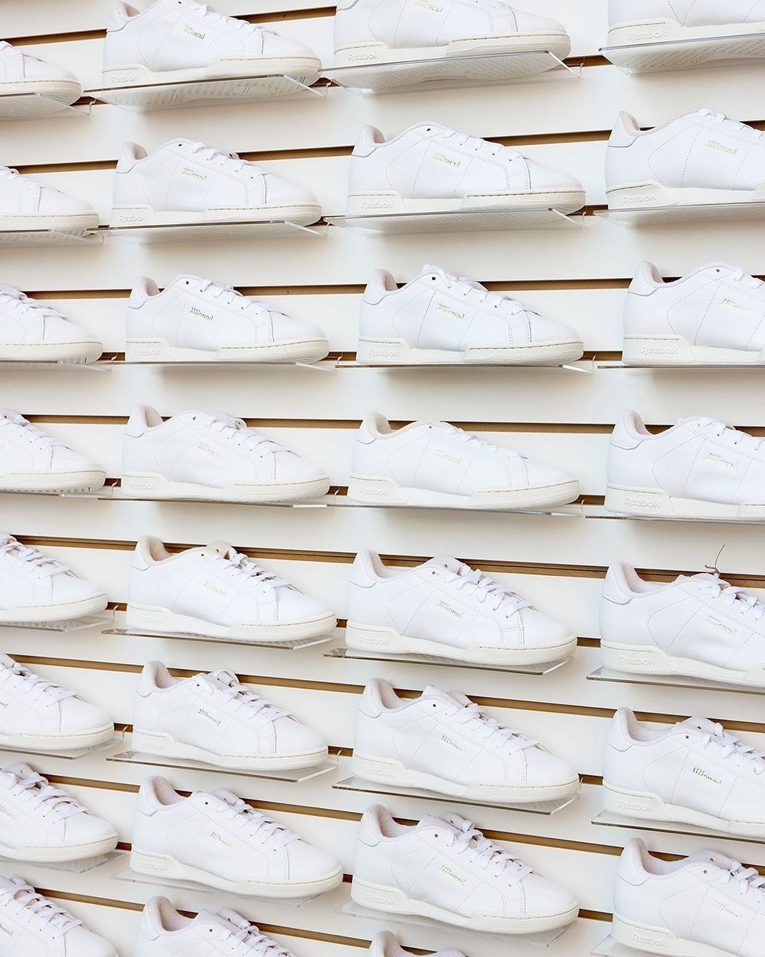 Koleksi JJJJound x Reebok untuk Sneaker Newport Classic Serba Putih
