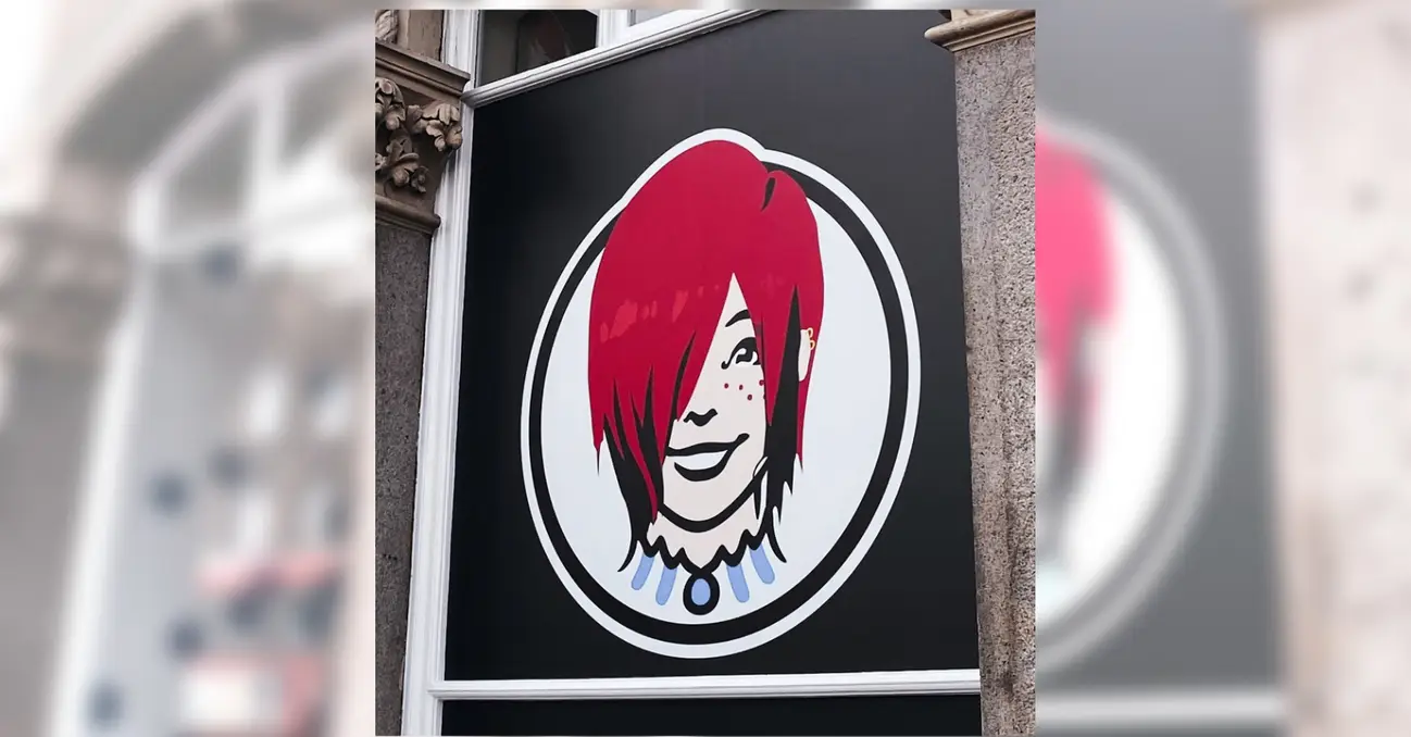 Unik! Di Inggris, Maskot Restoran Wendy's Bergaya Emo a la Anak Punk