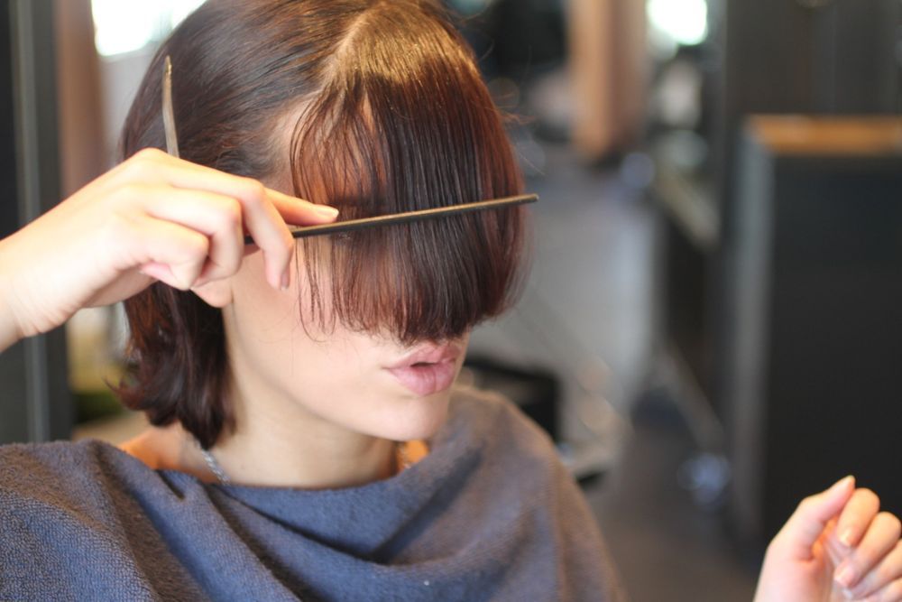Как подстричь пряди волос короче