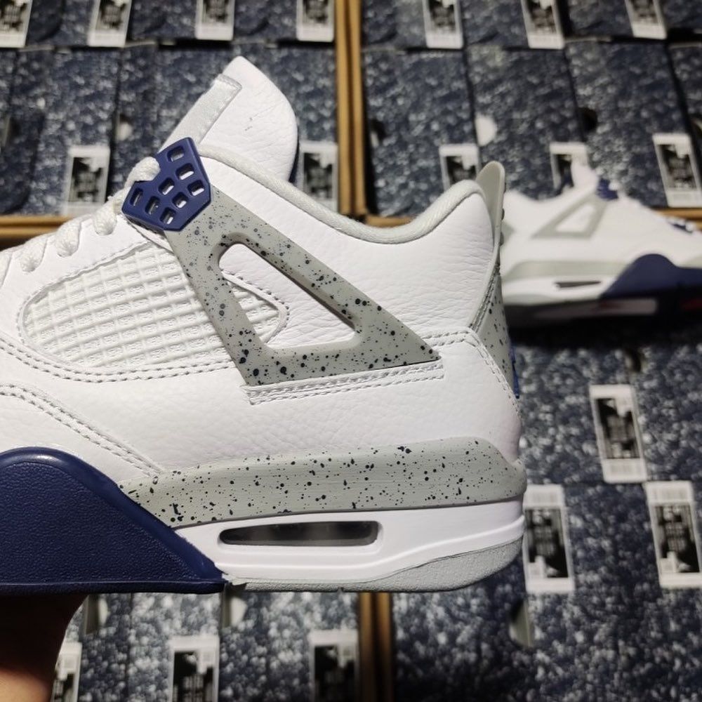 Sneaker Air Jordan 4 akan Keluarkan Warna Baru 'White/Midnight Navy'