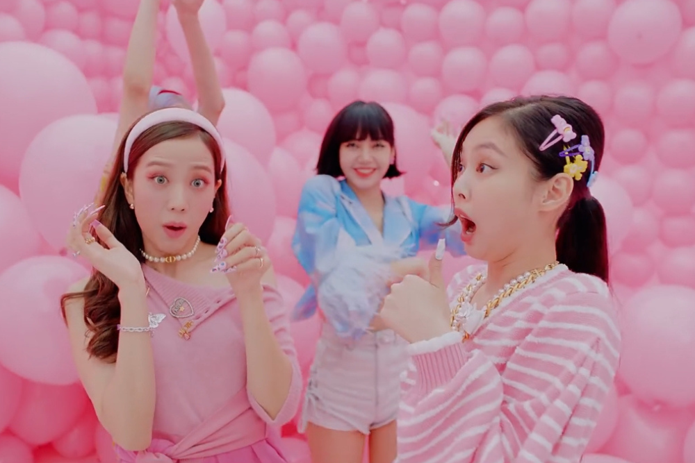 Nggak Sadar, 9 Adegan Ini Tidak Direncanakan Ada di MV K-Pop