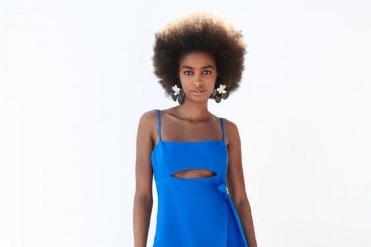 #PopbelaOOTD: Nyentrik dan Kekinian Pakai Outfit Warna Electric Blue