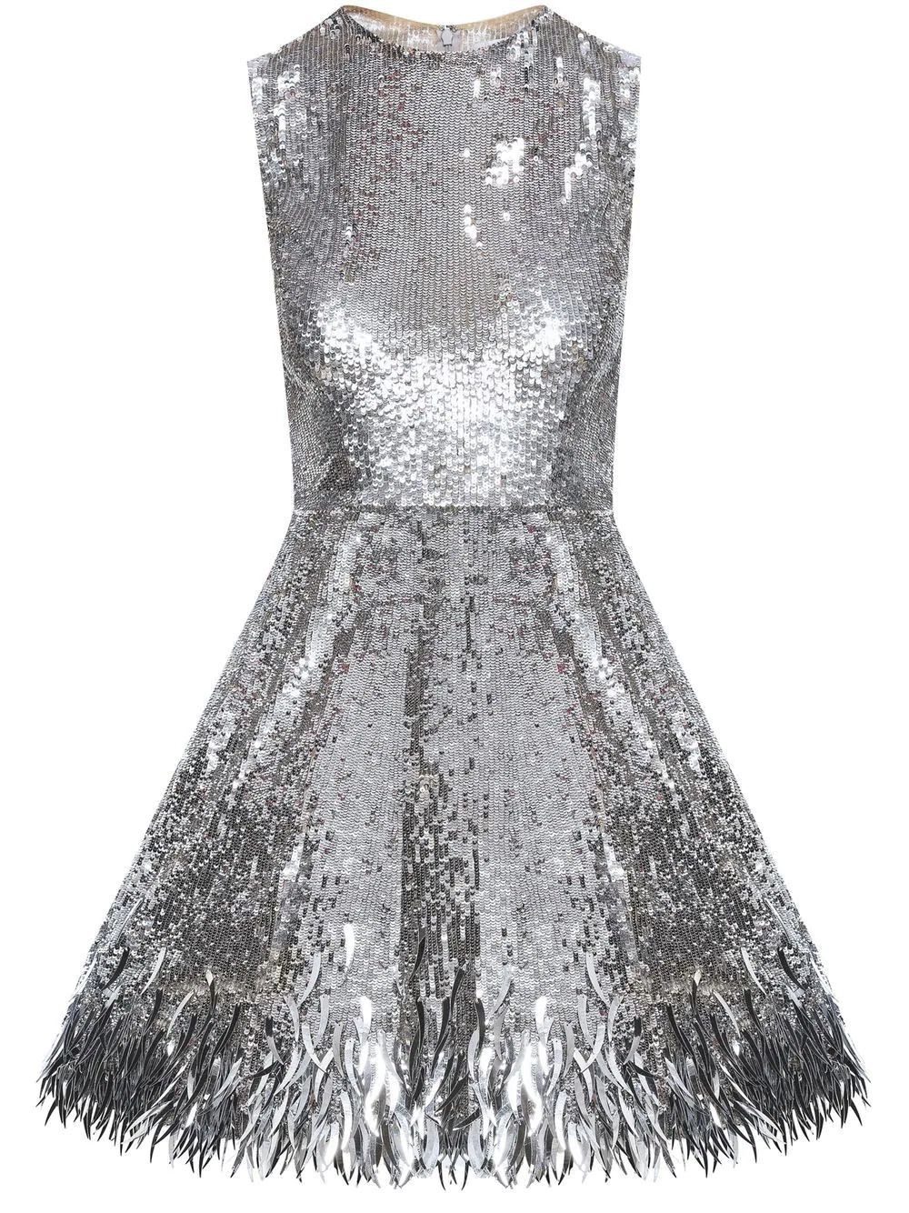 #PopbelaOOTD: Tampil Futuristik saat Hadiri Pesta Pakai Silver Dress