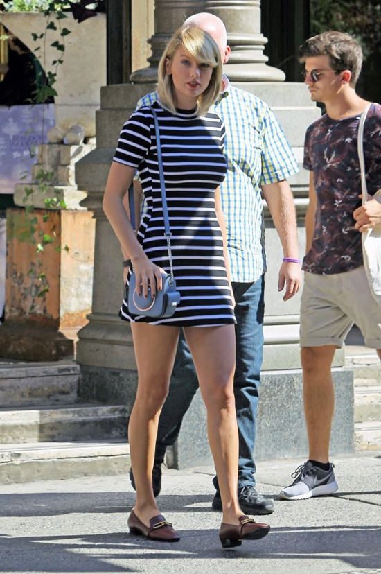 Intip Gaya OOTD Taylor Swift dengan Tas Mewah di Jalanan