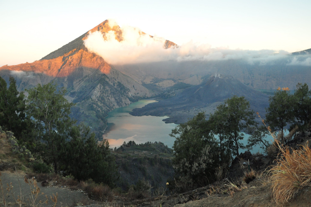 Deretan 10 Gunung Tertinggi di Indonesia Ini Menantang Untuk Didaki