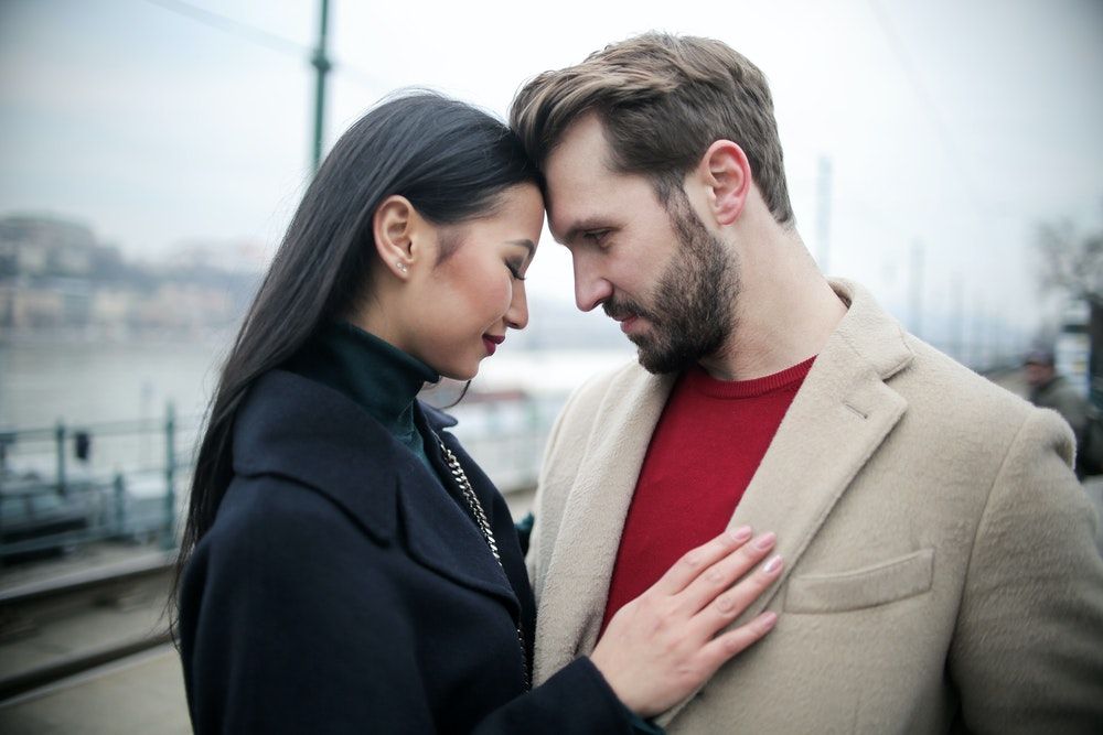 Tingkatkan Bonding, Ini 5 Manfaat Saling Menatap Mata dengan Pasangan