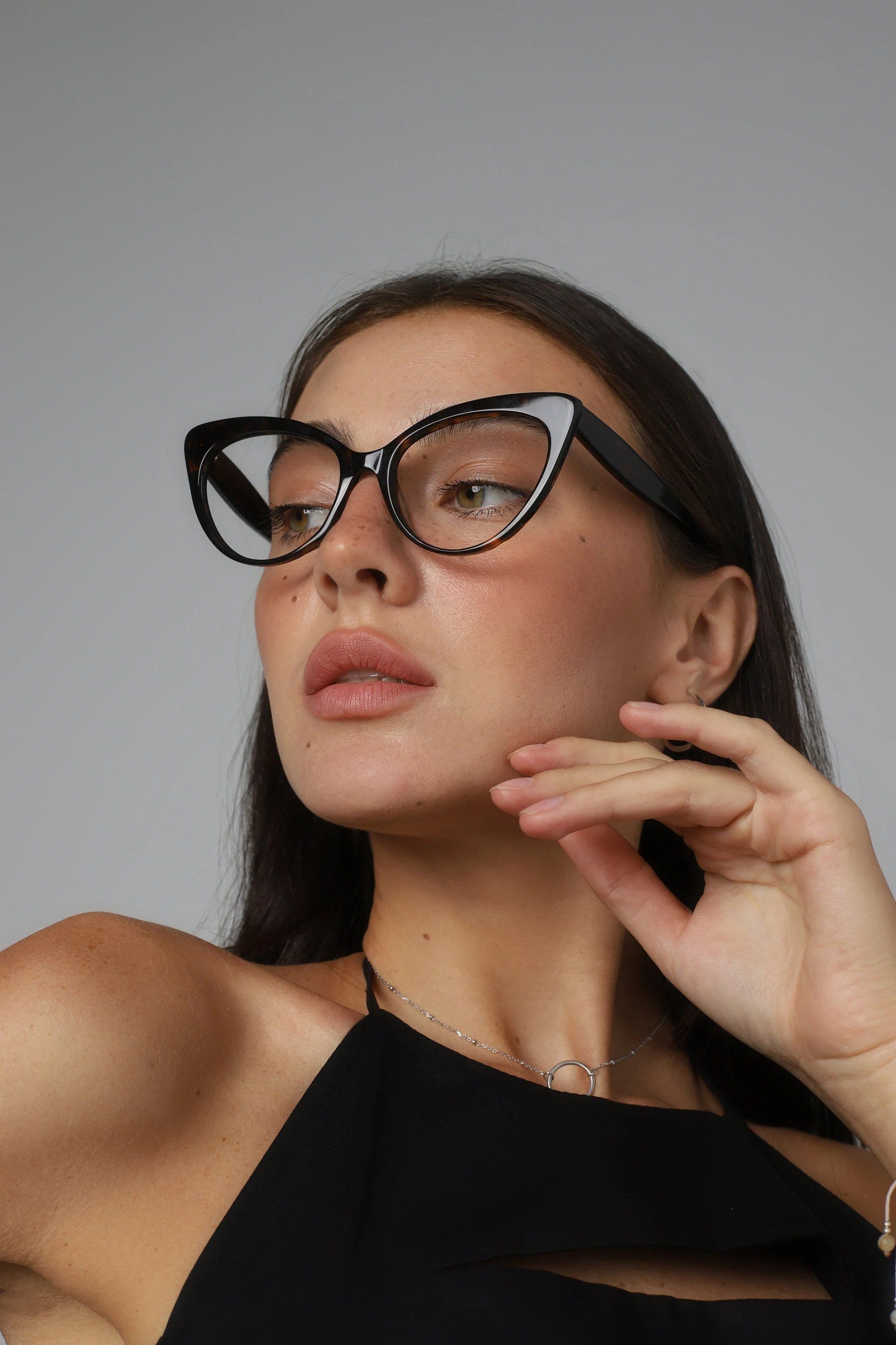 Rekomendasi Model Kacamata untuk Bentuk Wajah Oval