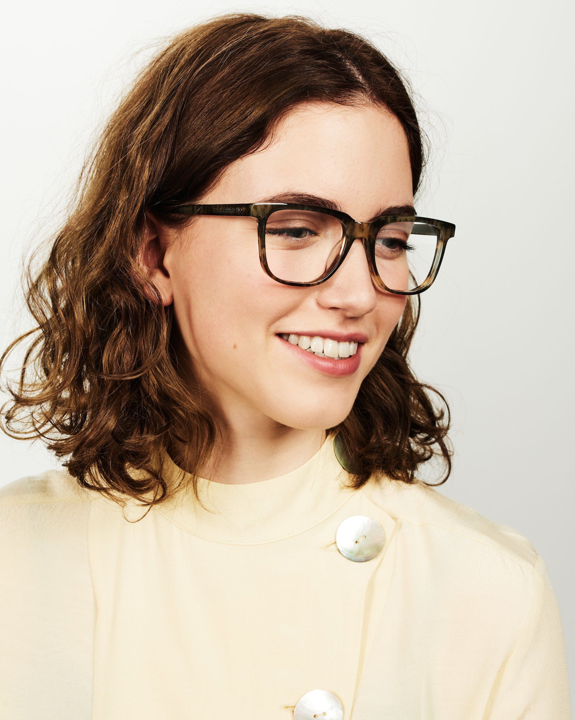 Rekomendasi Model Kacamata untuk Bentuk Wajah Oval