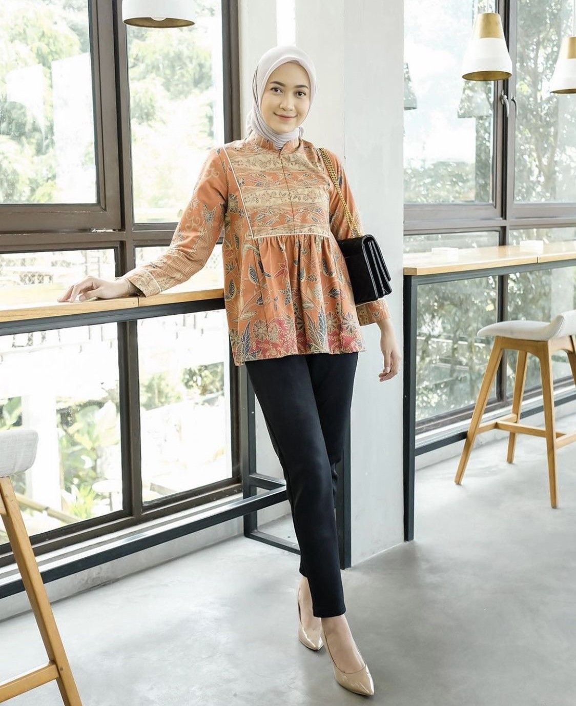11 Model Baju Batik Kerja Perempuan Berhijab yang Elegan