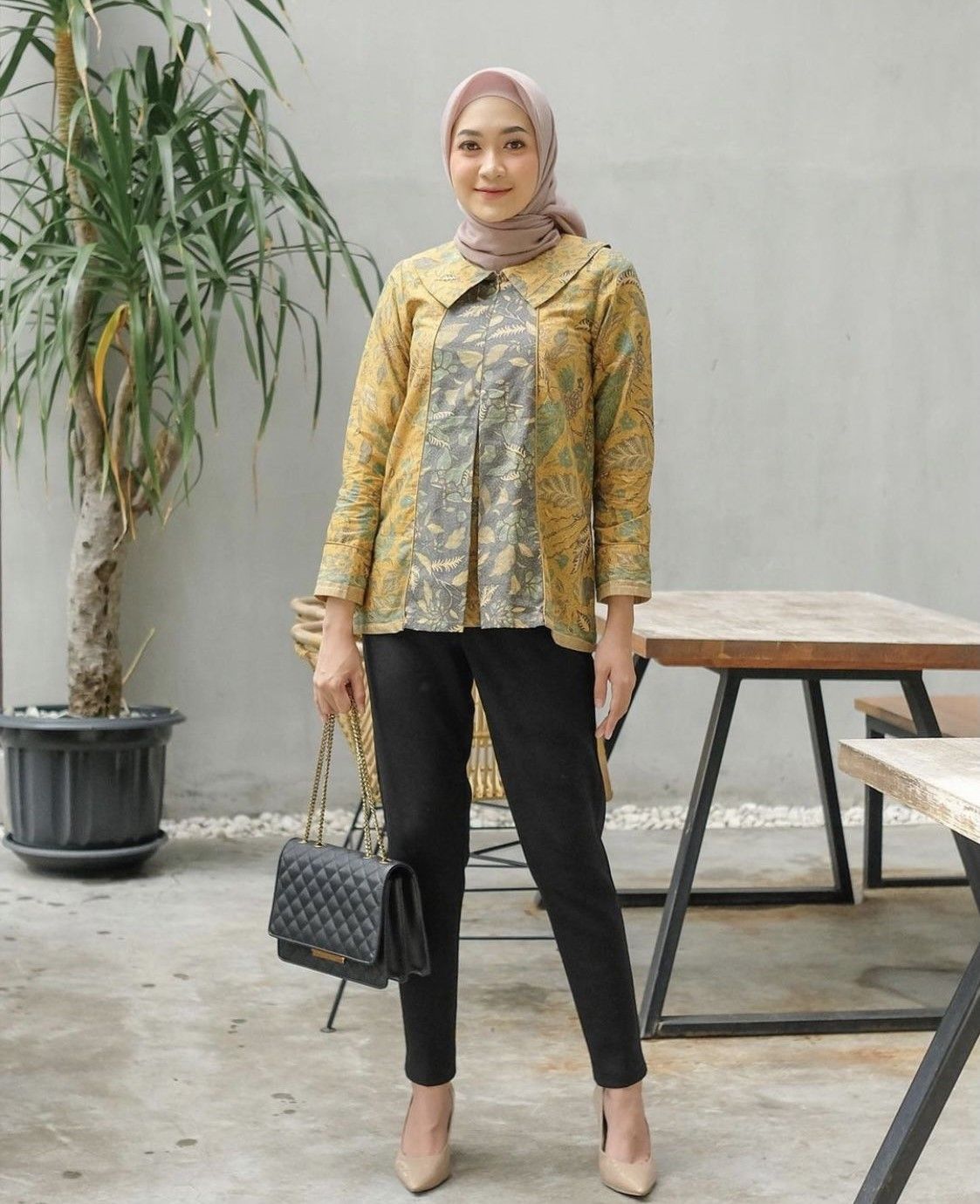 11 Model Baju Batik Kerja Perempuan Berhijab yang Elegan