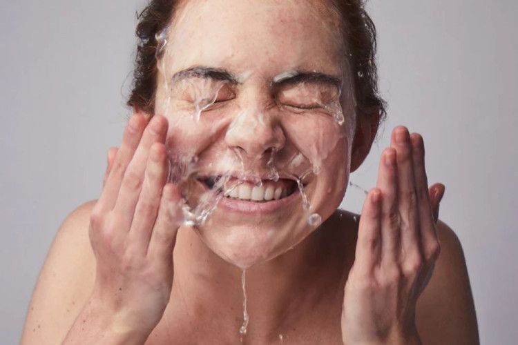 6 Kesalahan Memakai Facial Wash yang Mungkin Masih Kamu Lakukan