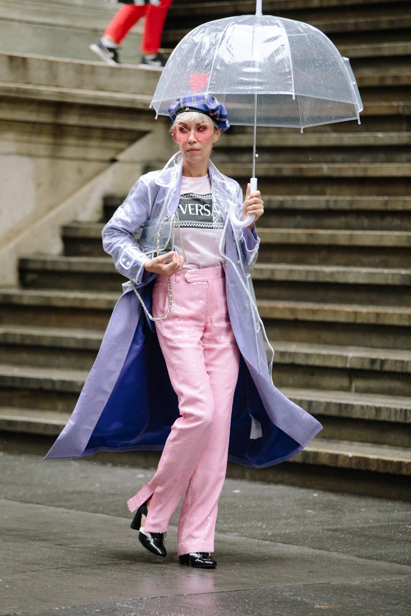 Cara Unik Pakai Raincoat yang Fashionable