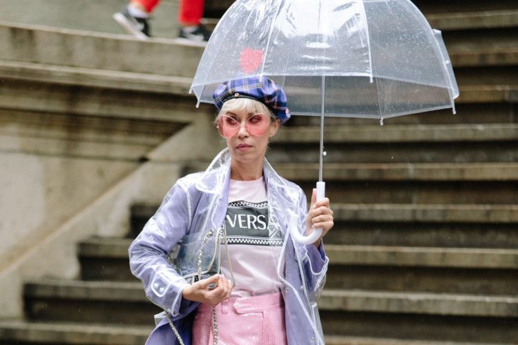 Cara Unik Pakai Raincoat yang Fashionable