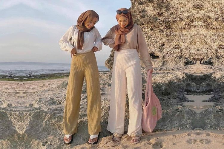 Tips Padu-padan Celana Kulot untuk Outfit Hijab ke Pantai