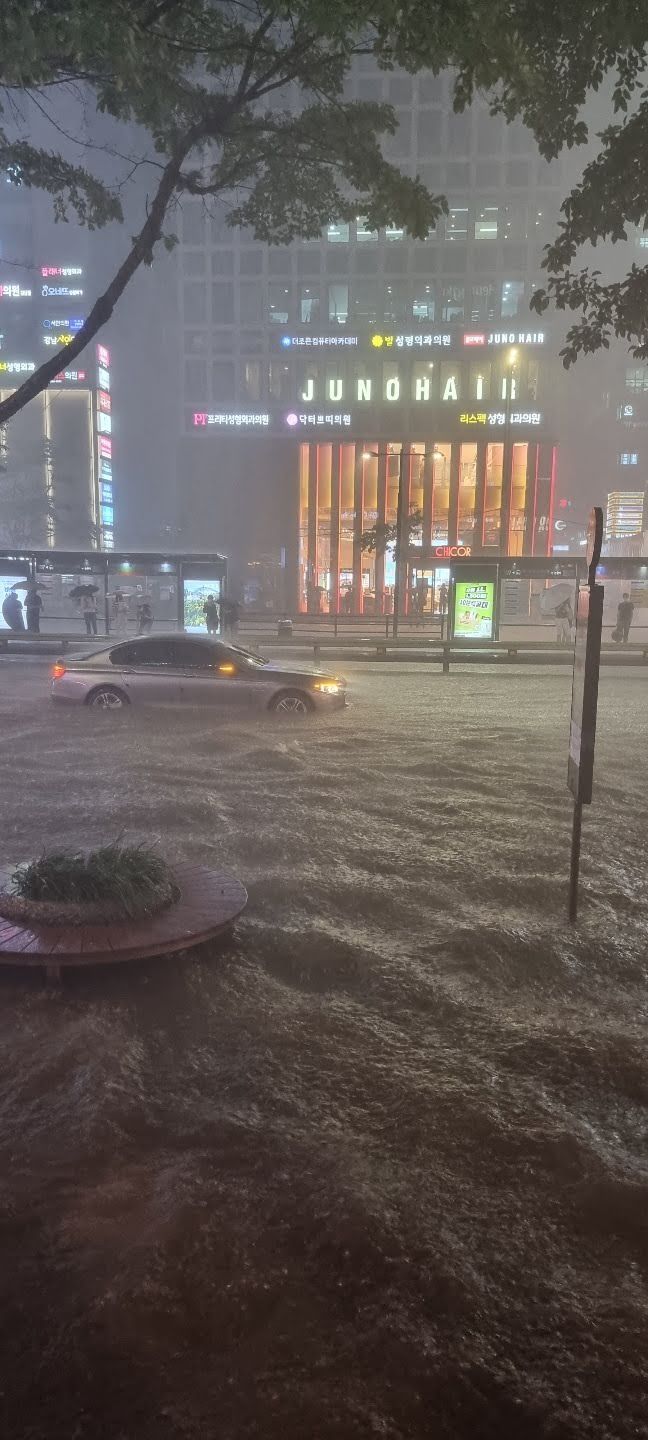 Kota Metropolitan Seoul Dilanda Banjir, Ini Potret Bencana Tersebut