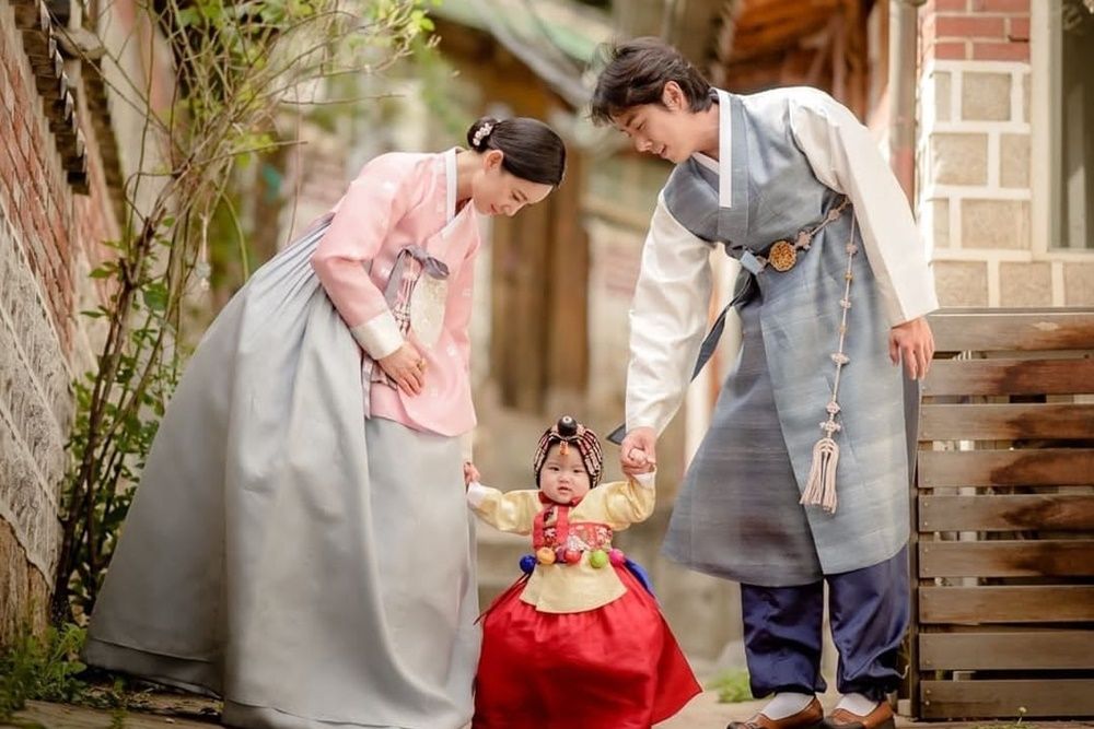 Sambut Anak Kedua, Begini Perjalanan Cinta Baek Sung Hyun dan Istri