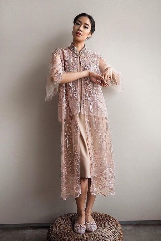 10 Dress Brokat Pendek Elegan, Inspirasi Outfit ke Pesta