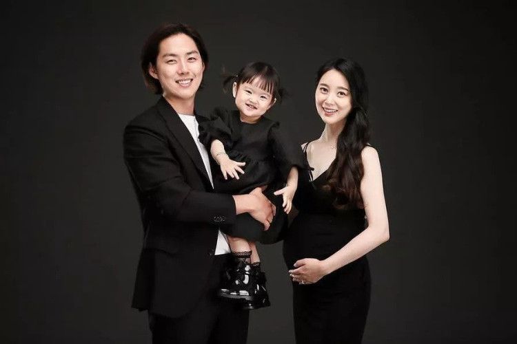 Sambut Anak Kedua, Begini Perjalanan Cinta Baek Sung Hyun dan Istri