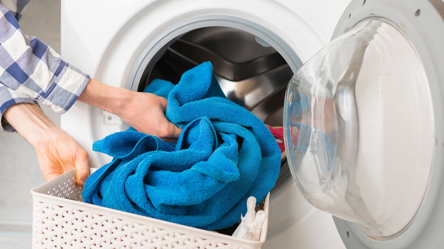 Cara Mencuci Handuk yang Benar, Hindari Bakteri dan Kuman!
