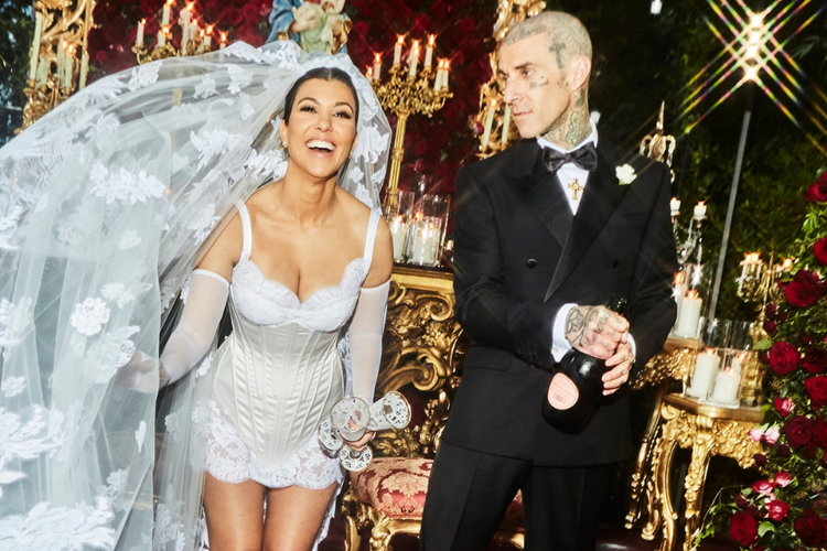 10 Artis Hollywood yang Pakai Gaun Pernikahan Berdesain Unik