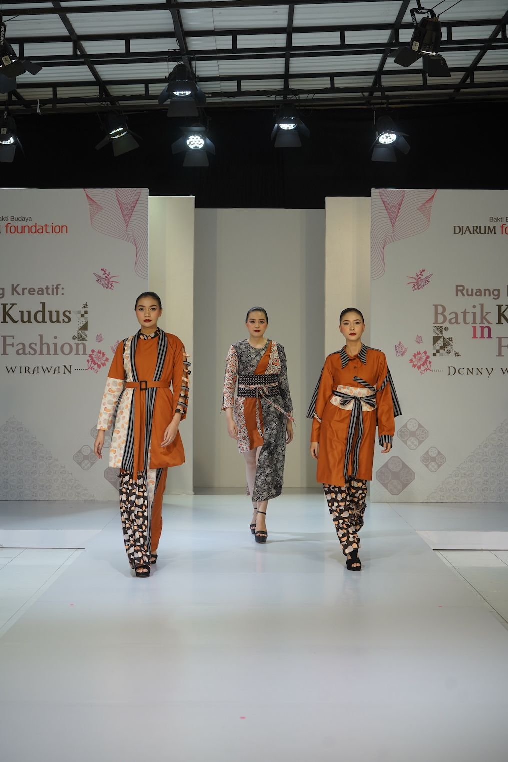 Mengintip Ruang Kreatif: Batik Kudus in Fashion oleh Denny Wirawan