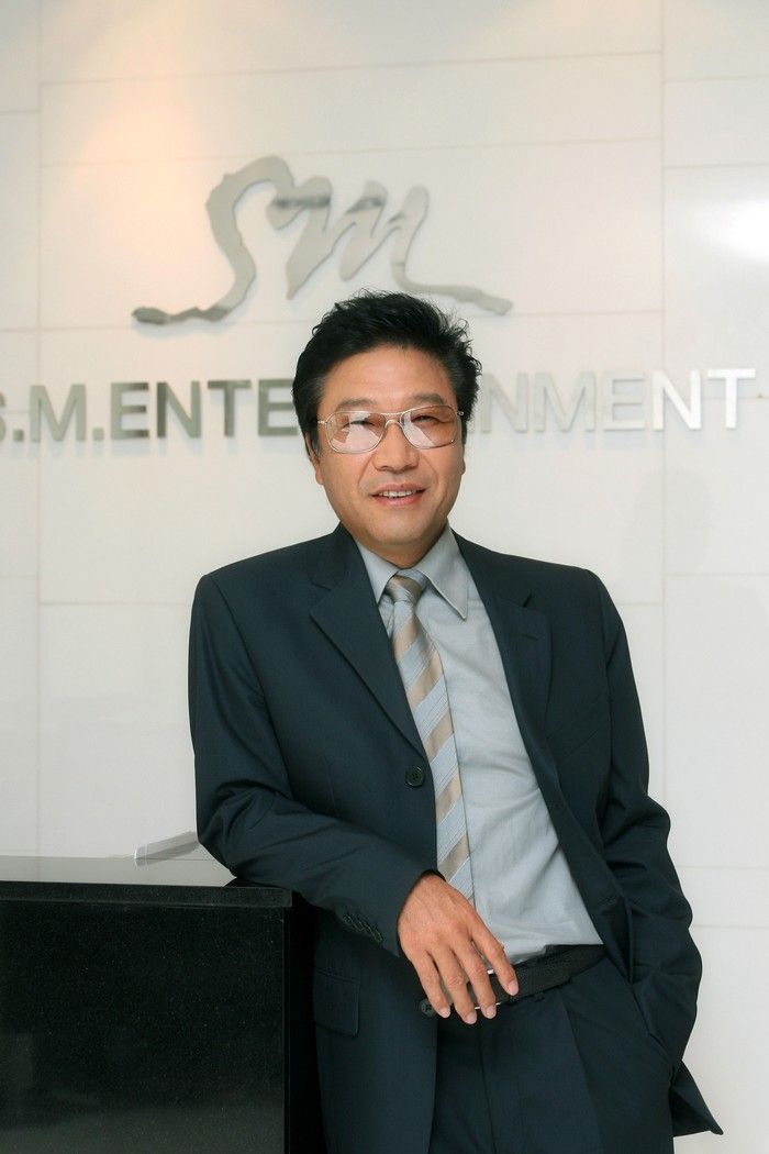 Viral! Founder SM Entertainment Lee Sooman Liburan di Surabaya