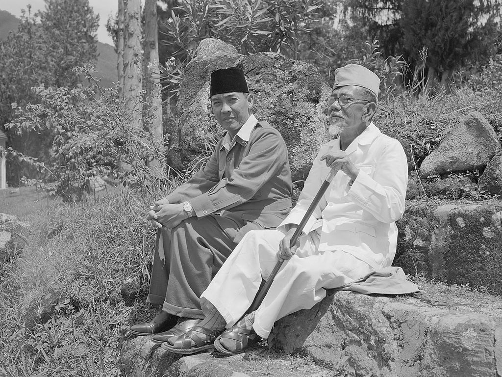 10 Foto Soekarno Asli yang Langka dan Bersejarah