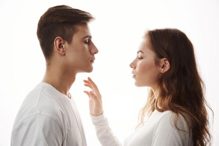6 Cara Memperbaiki Komunikasi yang Memburuk dengan Pasangan