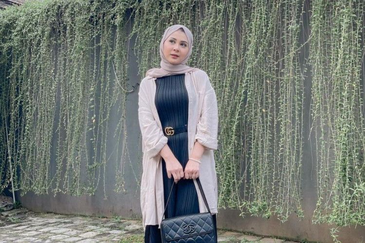 Ide Outfit Hijab Pakai Outer a La Kesha Ratuliu