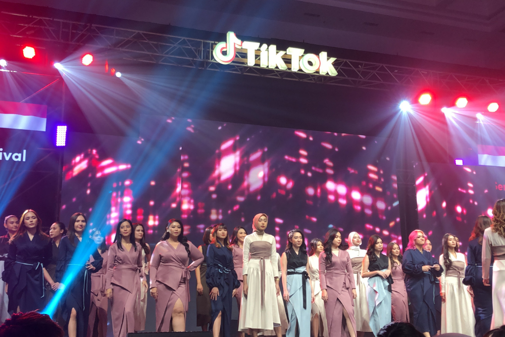 Christie Basil Pecahkan Rekor Fashion Show dengan Kreator Terbanyak