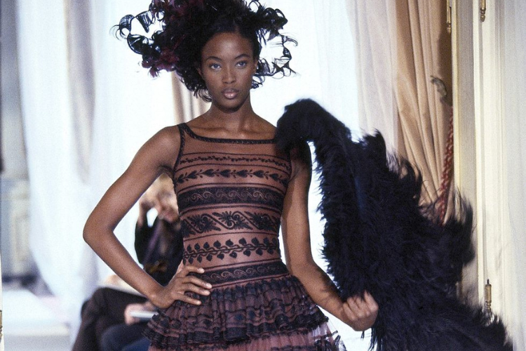Momen Catwalk Terbaik Naomi Campbell di Fashion Show Chanel era 90-an 