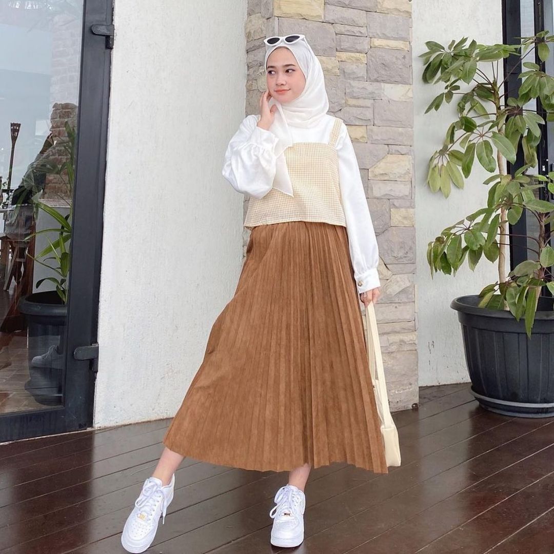 9 Warna Jilbab yang Cocok dengan Baju Cream Biar Nggak Pucat