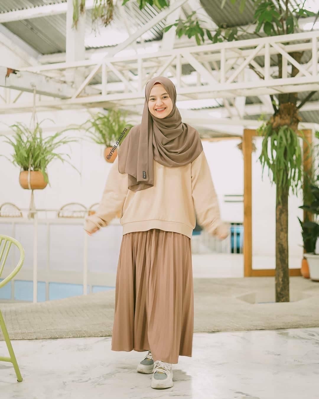 9 Warna Jilbab yang Cocok dengan Baju Cream Biar Nggak Pucat