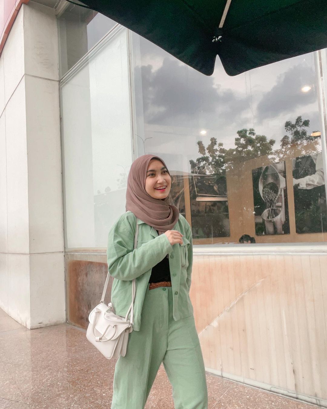 8 Hijab Colors That Go With Bright Green Dresses, Look Good!