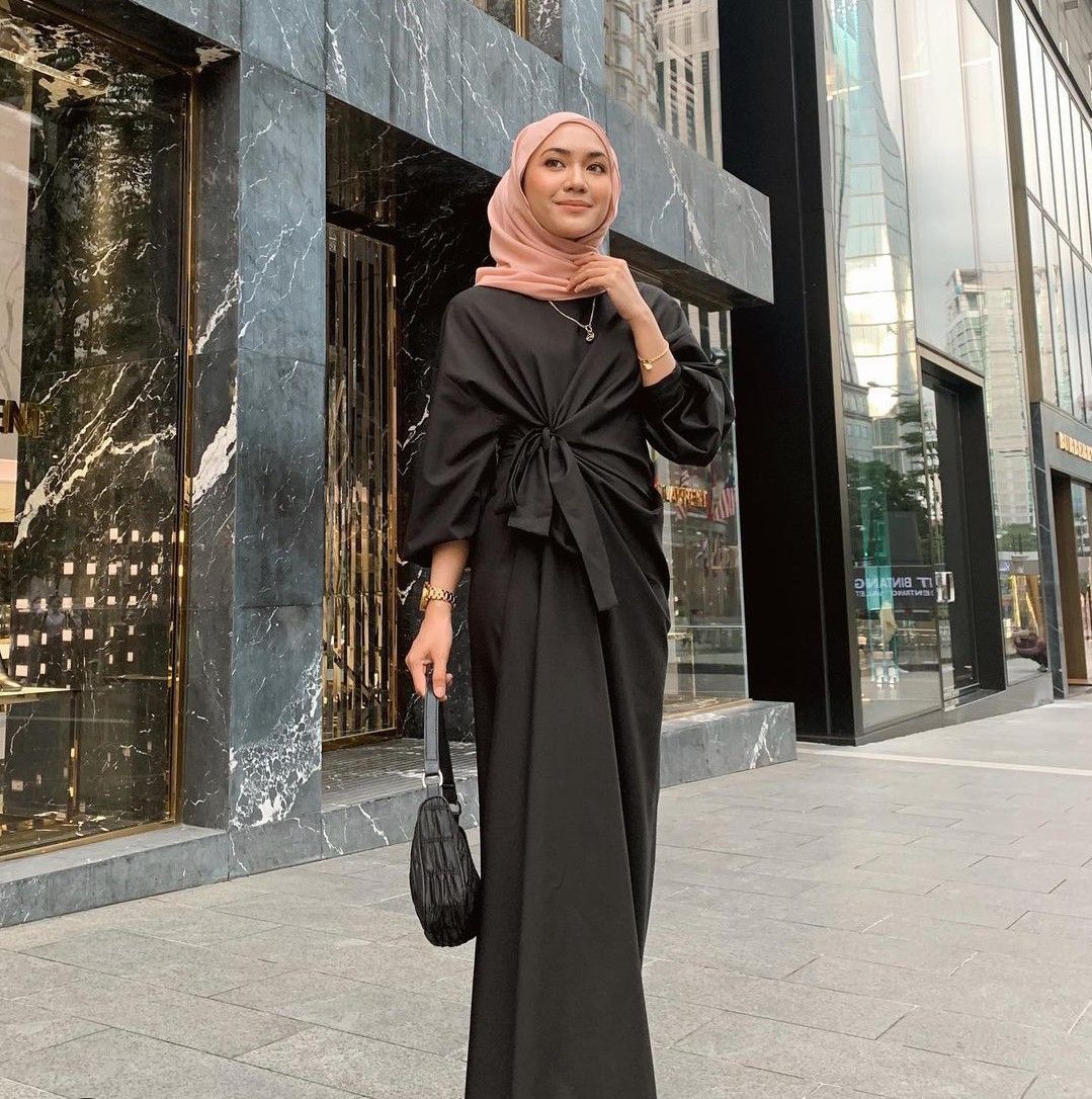 10 hijab colors that go well with Black Abayas, they look more beautiful!