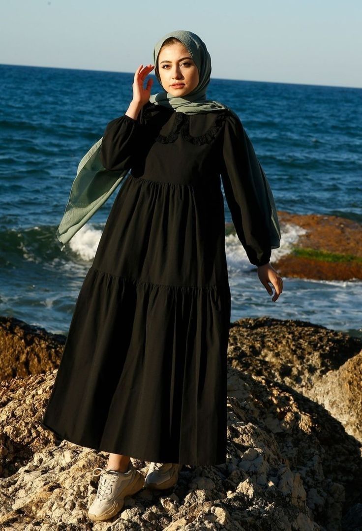 10 Warna Jilbab yang Cocok dengan Gamis Hitam, Tampil Lebih Anggun!