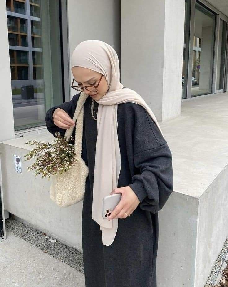 10 Warna Jilbab yang Cocok dengan Gamis Hitam, Tampil Lebih Anggun!